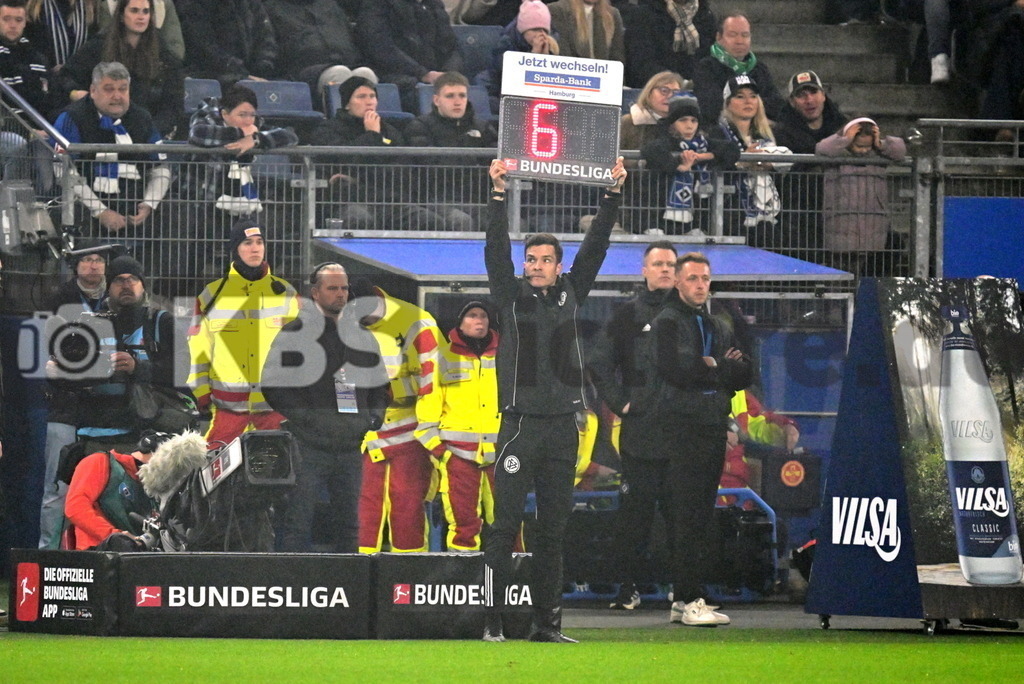 KBS Picture_HSV-WerderBremen_051 | Osmers Harm 4.Schiri-Assi haelt die Tafel mit der Nachspielzeit  ,Sportplatz :  Volksparkstadion, - Realisiert mit Pictrs.com
