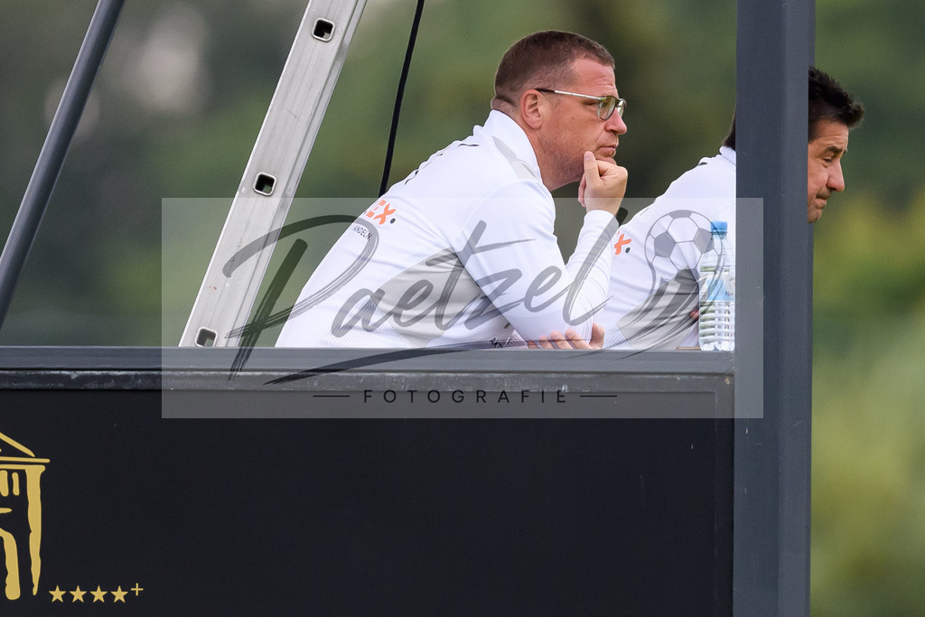 TRABMG20210719_067 | Fussball, Herren: Sportdirektor Max Eberl (Borussia Moenchengladbach) schaut beim Training von Borussia Moenchengladbach waehrend des Trainingslagers auf dem Trainingsplatz am Hotel Klosterpforte am 19.07.2021 in Harsewinkel, Deutschland. - Realisiert mit Pictrs.com