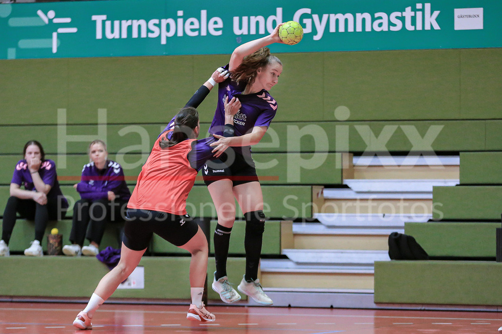Handball, 2. Bundesliga Frauen, Training SV Werder Bremen | v.li.: Lara Niemann (SV Werder Bremen, 35) am Ball, Spielszene, Aktion, Action