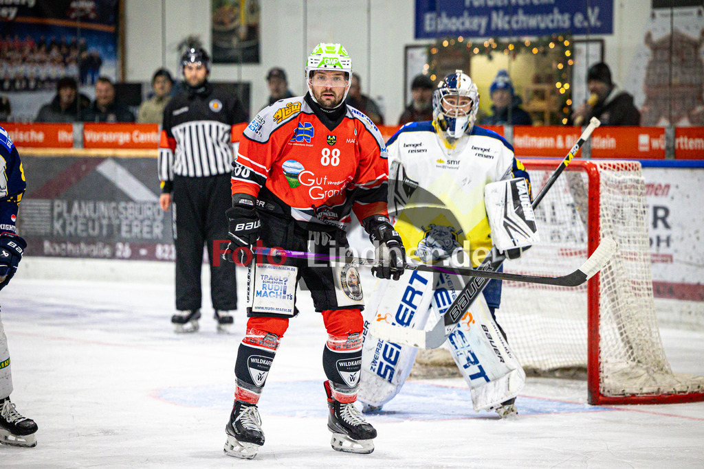 TSV Peißenberg MINERS gegen ERV Schweinfurt Mighty Dogs | Eishockey Bayernliga Herren Vorrunde 2024/25, TSV Peißenberg MINERS gegen ERV Schweinfurt Mighty Dogs, 20241220,Marius KLEIN (MINERS 88) vor dem Tor,2024-12-20 in Peißenberg (Eisstadion Peißenberg)Marius KLEIN (MINERS 88), Benedict ROßBERG (Mighty Dogs 42)Copyright: WolfgangxLindner foto-lindner.de