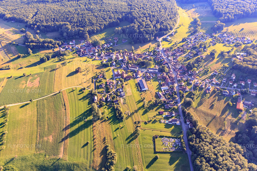 Aerial view: Rue de Wissembourg in Climbach in the state Bas-Rhin, France. – Photo: IMG_142327.jpg taken on 07/08/2024 by Werner Riehm/FLY-FOTO.com – Resolution of the original: 4695 x 3130 px