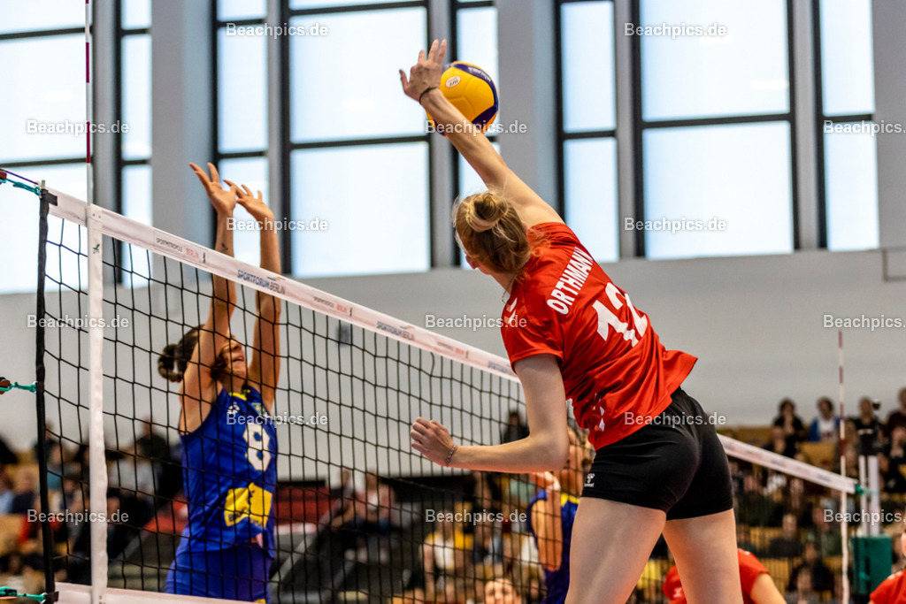 2022-00063275-Testspiel-Deutschland-Brasilien | Angriff Hanna ORTHMANN #12 (Annahme-Außen) GER,  17.09.2022; Berlin Foto: Gerold Rebsch - www.beachpics.de
