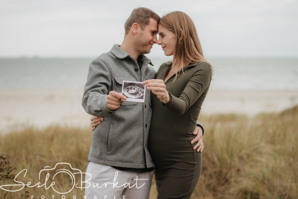 20250927-IMG_4582 | Authentische, natürliche und emotionale Fotoshootings auf der Nordseeinsel Föhr. Als Fotografin halte ich deine schönsten Momente in einzigartigen Neugeborenen-, Familien-, Paar- und Einzelshootings fest. Jetzt einen Termin vereinbaren!