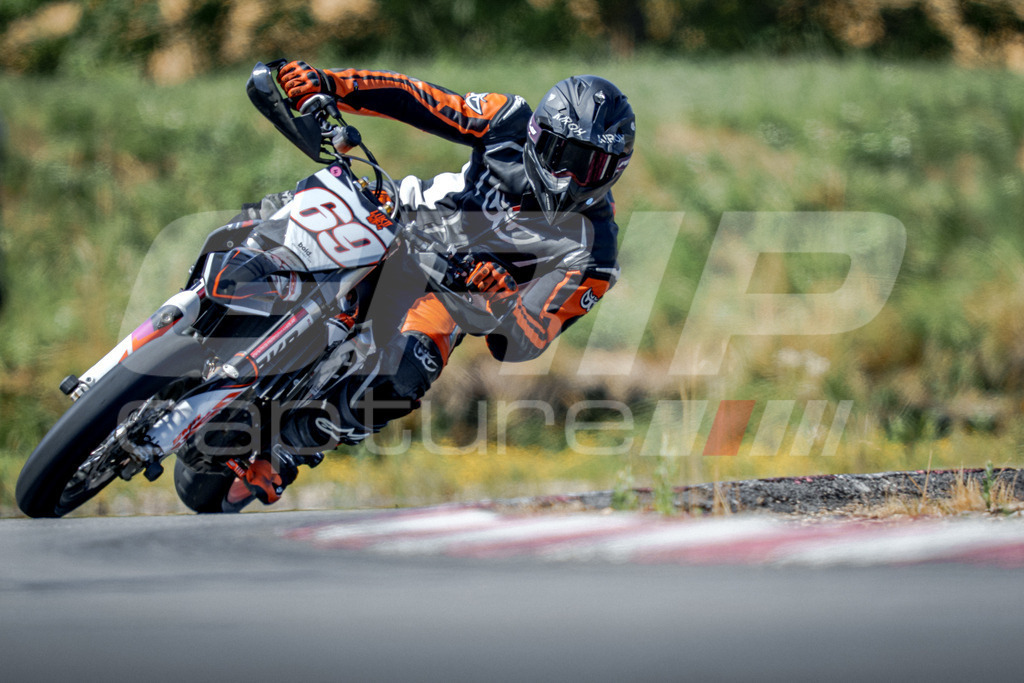 SuperMoto_Staatsmeisterschaft_Fuglau-591 | GRIPcapture steht für authentische Sportfotografie in Österreich – für Momente, die mehr sind als Geschwindigkeit oder Ergebnis. Es geht um Emotion, Spannung, Fokus und den Augenblick, der oft nur einen Wimpernschlag dauert.Ob Motorsport, Teamsport oder 