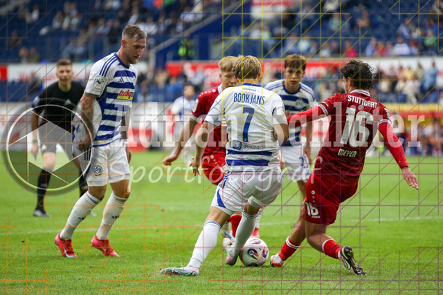 MSV Duisburg vs VfB Stuttgart II - 3. Liga | Duisburg, Deutschland, 02.08.25:   Jakob Bookjans (MSV Duisburg) und Leny Romo Meyer (VfB Stuttgart II) im Kampf um den Ball waehrend des Spiels der 3. Liga MSV Duisburg vs VfB Stuttgart II in der schauinsland-reisen-arena(Foto von Brauer-Fotoagentur / Adrian Schlueter)
