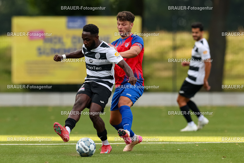 1_KFCWAT_20250723_0255.JPG -  - KFC Uerdingen - SG Wattenscheid 09 - Testspiel | Krefeld, Deutschland, 23.07.25: Robert Nnaji (SG Wattenscheid 09) und Ole Päffgen (KFC Uerdingen) im Kampf um den Ball waehrend des Testspiel Spiels zwischen KFC Uerdingen - SG Wattenscheid 09 in der Covestro Sportpark am 23. July 2025 in Krefeld, Deutschland. (Foto von Stefan Brauer/Brauer-Fotoagentur)