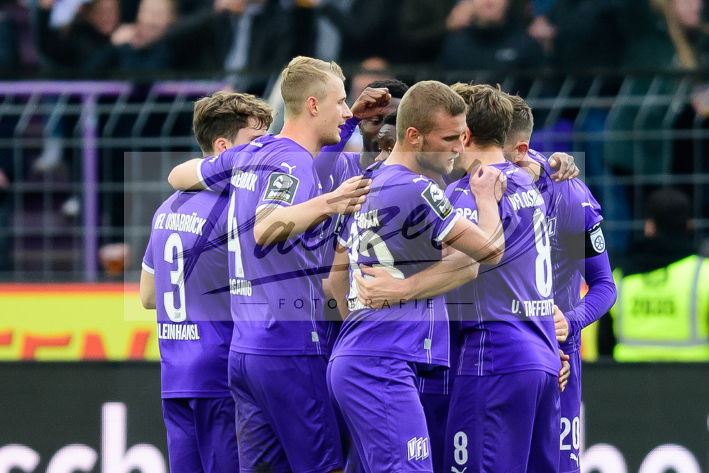 OSNTSV20211106_065 | Fussball, Herren: Ba-Muaka Simakala (VfL Osnabrueck) Torjubel, jubelt mit seiner Mannschaft nach dem Treffer zum 1:1 bei dem Spiel der 3. Liga zwischen VfL Osnabrueck und TSV 1860 Muenchen im Stadion an der Bremer Bruecke am 06.11.2021 in Osnanbrueck, Deutschland.DFB / DFL REGULATIONS PROHIBIT ANY USE OF PHOTOGRAPHS AS IMAGE SEQUENCES AND/OR QUASI-VIDEO. - Realisiert mit Pictrs.com