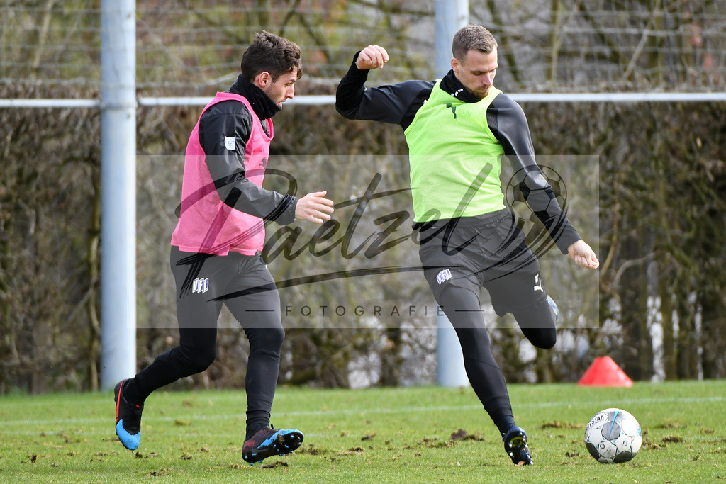 20200229_TRAOSN_0008 | Fussball, Herren: Bashkim Ajdini (VfL Osnabrueck) und Maurice Trapp (VfL Osnabrueck) im Zweikampf waehrend der Trainingseinheit des VfL Osnabrueck im Sportpark Illoshoehe am 29.02.2020 in Osnabrueck, Deutschland. - Realisiert mit Pictrs.com