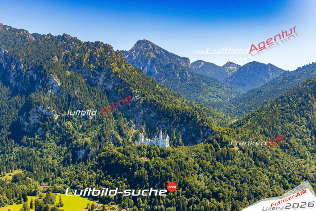 Luftaufnahme Schloss Neuschwanstein Schwangau - Die Luftaufnahme wurde 2025 vom UL-Flugzeug heraus erstellt ( keine Drohne ) - Hochauflösende Luftaufnahme - für professionelle Ausdrucke geeignet. Die Geschenkidee !Mit Lizenz und Bildrechte bestellbar