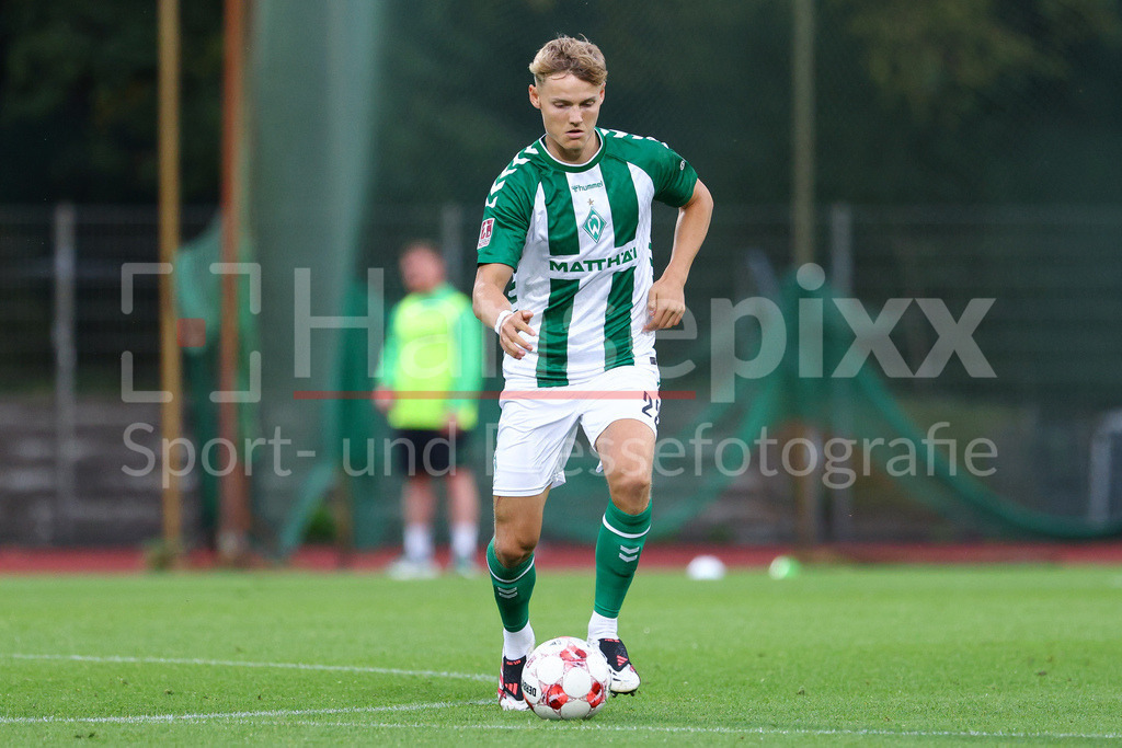 Fussball, Regionalliga Nord, SV Werder Bremen II - SC Weiche Flensburg | Paul Bellmann (SV Werder Bremen II, 22) am Ball, Freisteller, Einzelbild, Ganzkörper, Aktion, Action, Spielszene