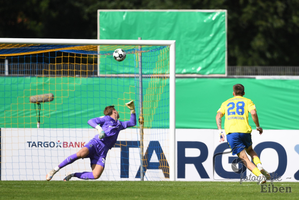 SV Atlas-Delmenhorst-Borussia Mönchengladbach | DFB-Pokal 1. Runde;SV Atlas Delmenhorst (gelb)-Borussia Mönchengladbach (schwarz) am 17.08.2025 in Oldenburg (Marschweg-Stadion), Photo: Philip Eiben 2025 - Realisiert mit Pictrs.com