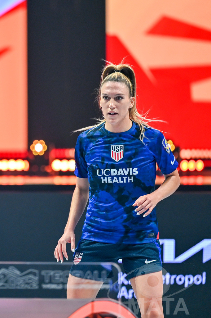 _DWI6029 | Carolyn Greco (USA) beim Frauen- Single Ungarn vs. USA bei der Teqball Weltmeisterschaft 2022 in der Kia Metropole Arena. Nürnberg, 27.11.2022 - Realisiert mit Pictrs.com