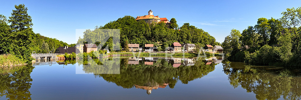 Schoenfels-Burg-Panorama-DJI_0117 | Historische Höhenburg als Panoramaaufnahme – Burg Schönfels mit Burgteich - Realisiert mit Pictrs.com