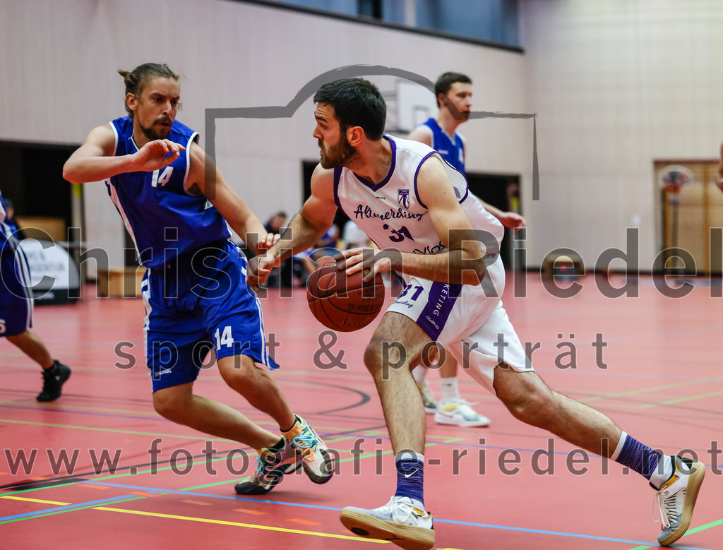2022-05-29_003_SpVgg_Altenerding_gegen_Muenchen_Basket_2 | Erding, Deutschland, 29.05.2022:
Basketball, Bezirksliga 2021 / 2022, Herren Turnier der 2. der Aufstiegsrunden, SpVgg Altenerding gegen München Basket 2, Endergebnis: 

Adrian Grieble (München Basket, #14), Sasa Sukovic (SpVgg Altenerding, #31)

Foto: Christian Riedel / fotografie-riedel.net