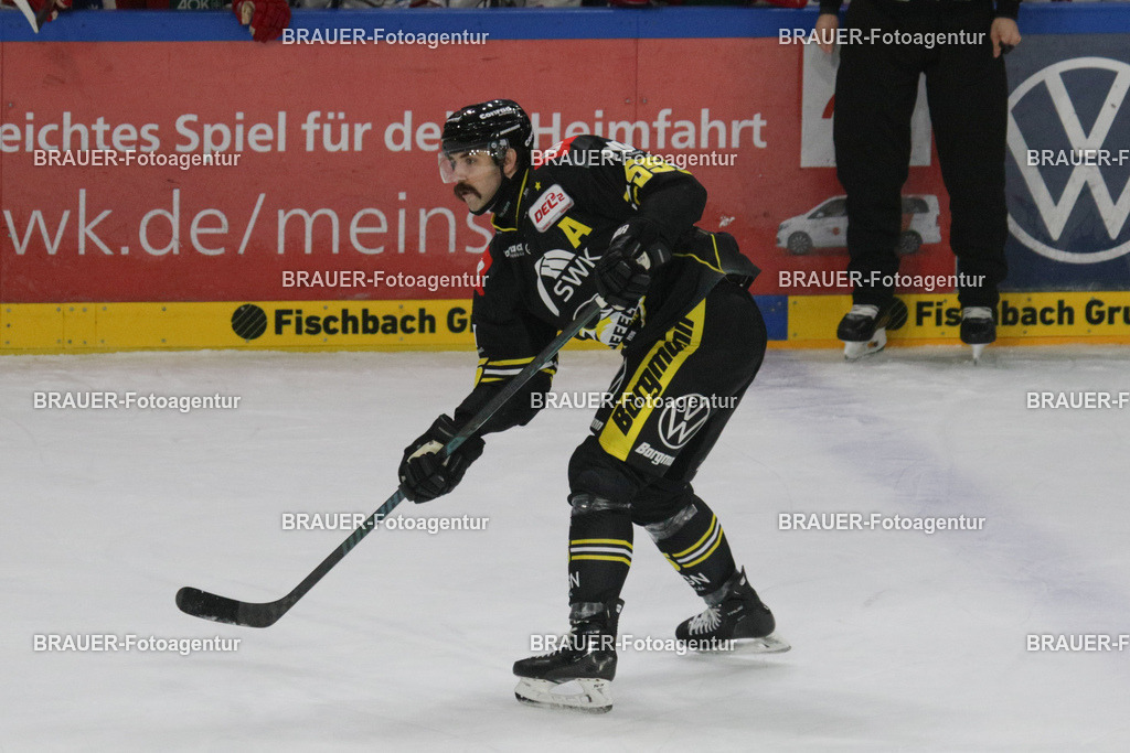 4_KEVRAV_20251125_0006 | Krefeld, Deutschland, 25.11.2025: Davis Vandane (Krefeld Pinguine) in Aktion während des DEL2-Spiels zwischen Krefeld Pinguine - Eisbären Regensburg am 25.11.2025 in der Yayla-Arena in Krefeld, Deutschland. (Foto Ralph Görtz / Brauer-Fotoagentur)