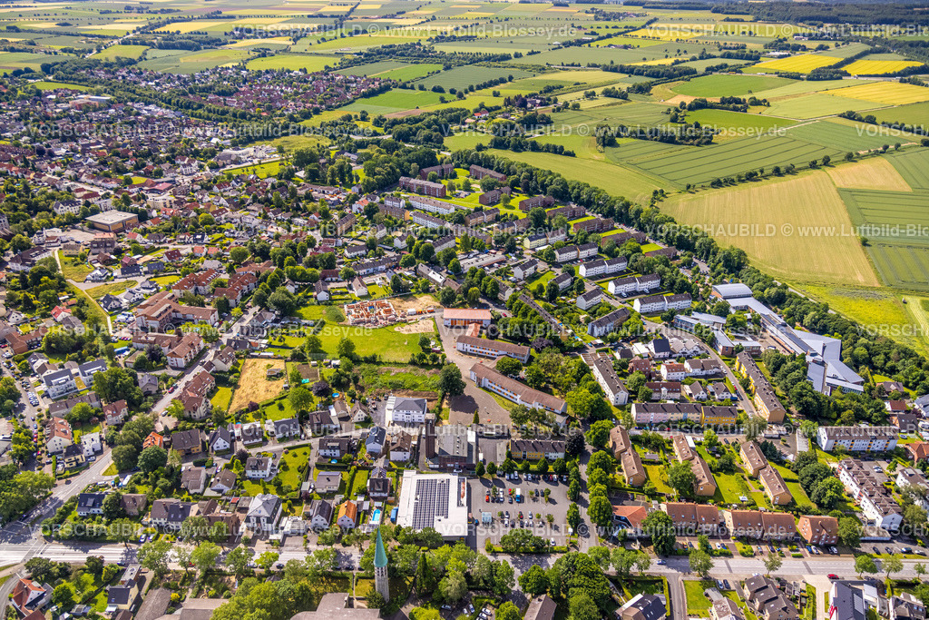 Werl220600725 | Luftbild, Baustelle mit Neubau eines Kindergartens neben der kath. Grundschule Norbertschule, Hedwig-Dransfeld-Schule und Mietsreihenhäuser am Buchenweg, Soester Boerde, Nordrhein-Westfalen, Deutschland