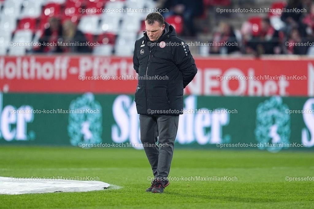 xYDRx01022601004 | 01.02.2026, xydrx, Fußball, 3.Liga, Rot-Weiss Essen - SV Wehen Wiesbaden, Saison 2025 2026, Stadion an der Hafenstraße: Uwe Koschinat (Cheftrainer Rot-Weiss Essen)    DFB regulations prohibit any use of photographs as image sequences and or quasi-video. Photo: xYannisxDreimannxPressefotoKochx