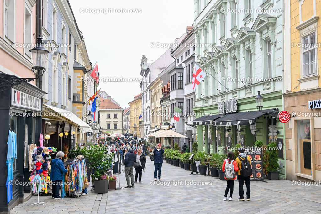 Slowakei_ Bratislavsky kraj_ Bratislava_ 08.10.2024-47 | 08.10.2024, Slowakei, SVK, Bratislavsky kraj, Bratislava, im Bild Bratislava, Stadtansichten, Gebauede, Sehenswurdigkeiten, Tourismus, Touristen, Cafe, Denkmal, Strasse, Donau, Bruecke, Schiff, Burg, Hrad, Ufo, Restaurant, Souvenier, Menschen, Bahnhof, Zug, Hauptstadt