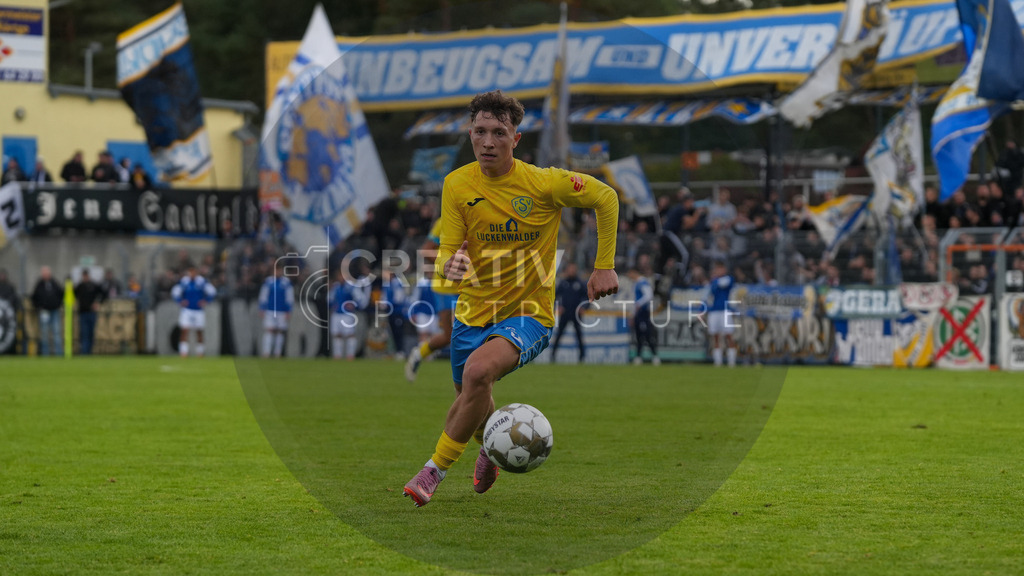Fußball, Herren, Saison 2025/2026, Regionalliga Nordost, 11. Spieltag, FSV 63 Luckenwalde vs. FC Carl-Zeiss Jena, Samstag 05.10.2025, Werner-Seelenbinder-Stadion Luckenwalde, | Fußball, Herren, Saison 2025/2026, Regionalliga Nordost, 11. Spieltag, FSV 63 Luckenwalde vs. FC Carl-Zeiss Jena, Samstag 05.10.2025, Werner-Seelenbinder-Stadion Luckenwalde, Im Bild: Len Neumann (Luckenwalde) - Realisiert mit Pictrs.com