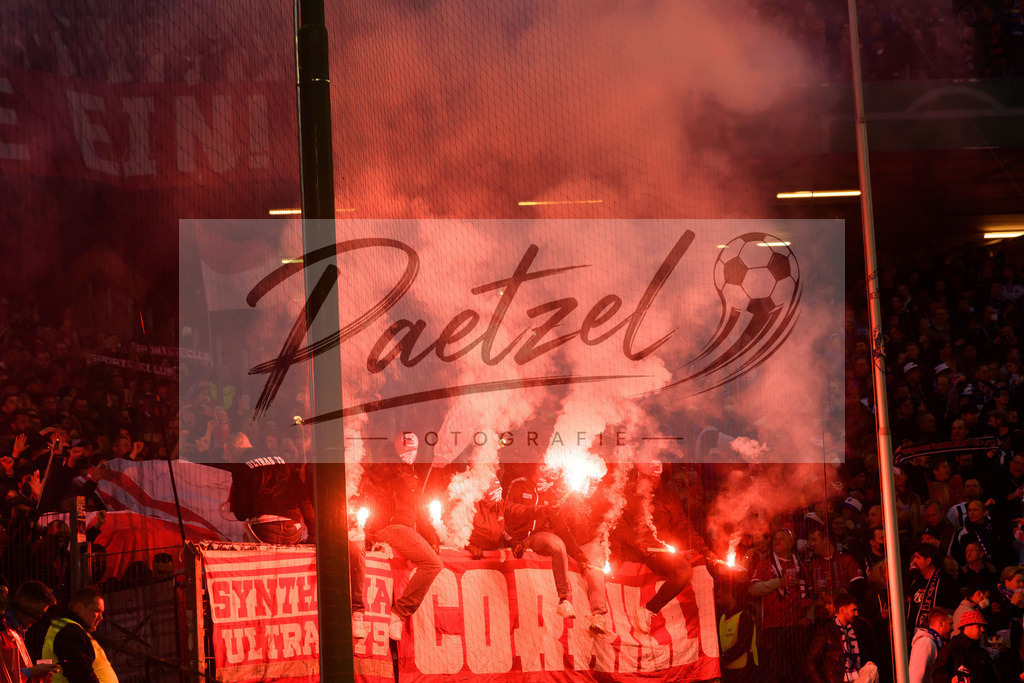 HSVSCF20220419_066 | Fussball, Herren: . Fans von SC Freiburg beim DFB-Pokal-Halbfinalspiel zwischen Hamburger SV und SC Freiburg im Volksparkstadion am 19.04.2022 in Hamburg, Deutschland.DFB / DFL REGULATIONS PROHIBIT ANY USE OF PHOTOGRAPHS AS IMAGE SEQUENCES AND/OR QUASI-VIDEO. - Realisiert mit Pictrs.com