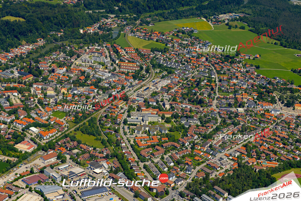 Das Luftbild der Stadt Wolfratshausen wurde 2022 vom Flugzeug heraus erstellt (keine Drohnen-Aufnahmen) Aufnahmehöhe ca.450 Meter- hohe Bildauflösung und Druck-Qualität. Garantiert!