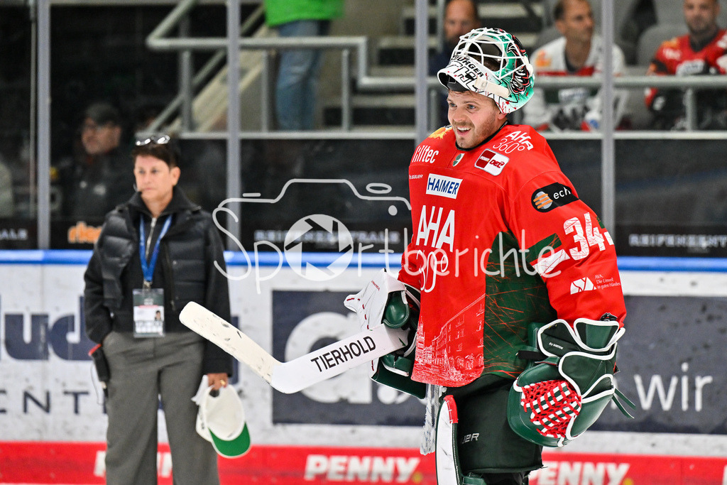 Augsburger Panther - Iserlohn Roosters | Im Bild ein glücklicher Michael GARTEIG (Augsburger Panther 34 nach dem Heimsieg gegen Iserlohn / Einzelfoto / Freisteller / Penny DEL: Augsburger Panther - Iserlohn Roosters; Curt Frenzel Stadion am 21.09.2025