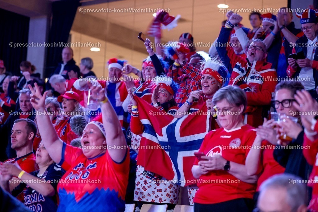 EHF22012602010 | 22.01.2026, Handball, Men's EHF EURO 2026, Spanien - Norwegen, Jyske Bank Boxen in Herning, Dänemark, Main Round: Norwegen-fans jubelnd auf der Tribüne