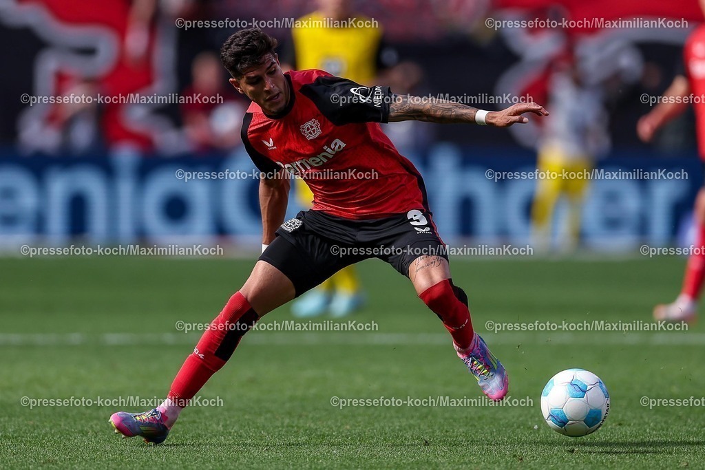 B0411052503496 | 11.05.2025, Fußball, Bayer 04 Leverkusen - Borussia Dortmund, 1. Fußball Bundesliga, 33. Spieltag, BayArena, Saison 2024 2025: Piero Hincapie (Bayer04 Leverkusen #3) DFB regulations prohibit any use of photographs as image sequences and or quasi-video.
