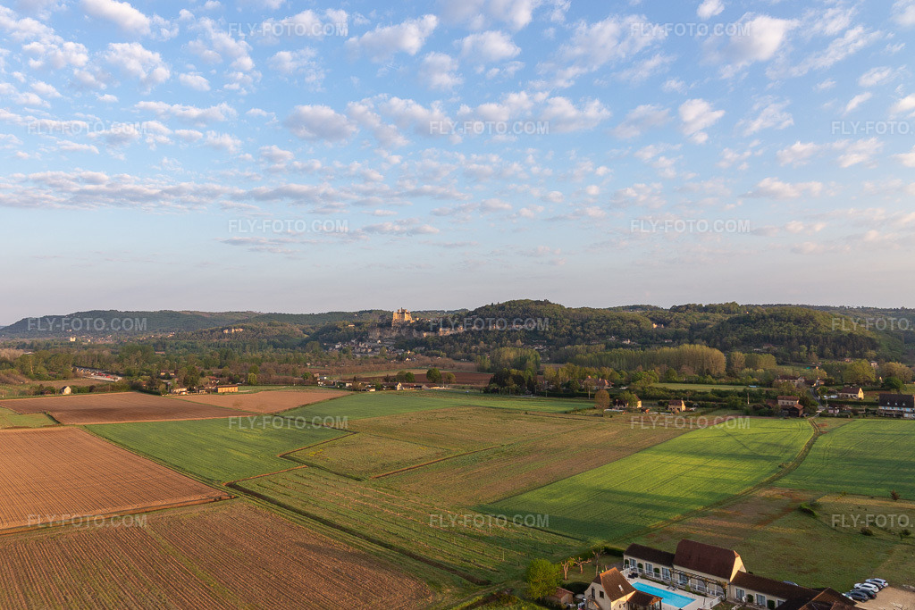 Aerial view: View of the town in Vézac in the state Dordogne, France. – Photo: IMG_113685.jpg taken on 04/20/2019 by Werner Riehm/FLY-FOTO.com – Resolution of the original: 5039 x 3360 px