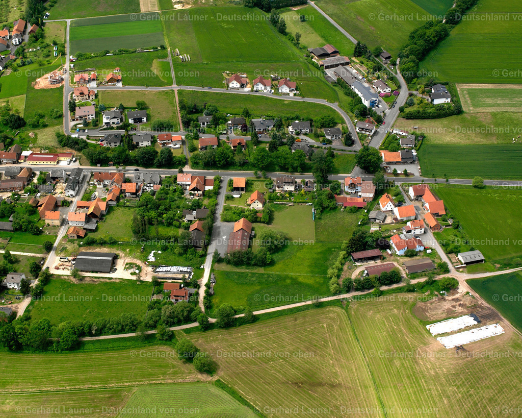 2615605 | RIMBACH 09.06.2006 Landwirtschaftliche Nutzflächen und Feldgrenzen  umsäumen das Siedlungsgebiet des Dorfes in Rimbach im Bundesland Hessen, Deutschland // Agricultural land and field boundaries surround the settlement area of the village  in Rimbach in the state Hesse, Germany Foto: Gerhard Launer