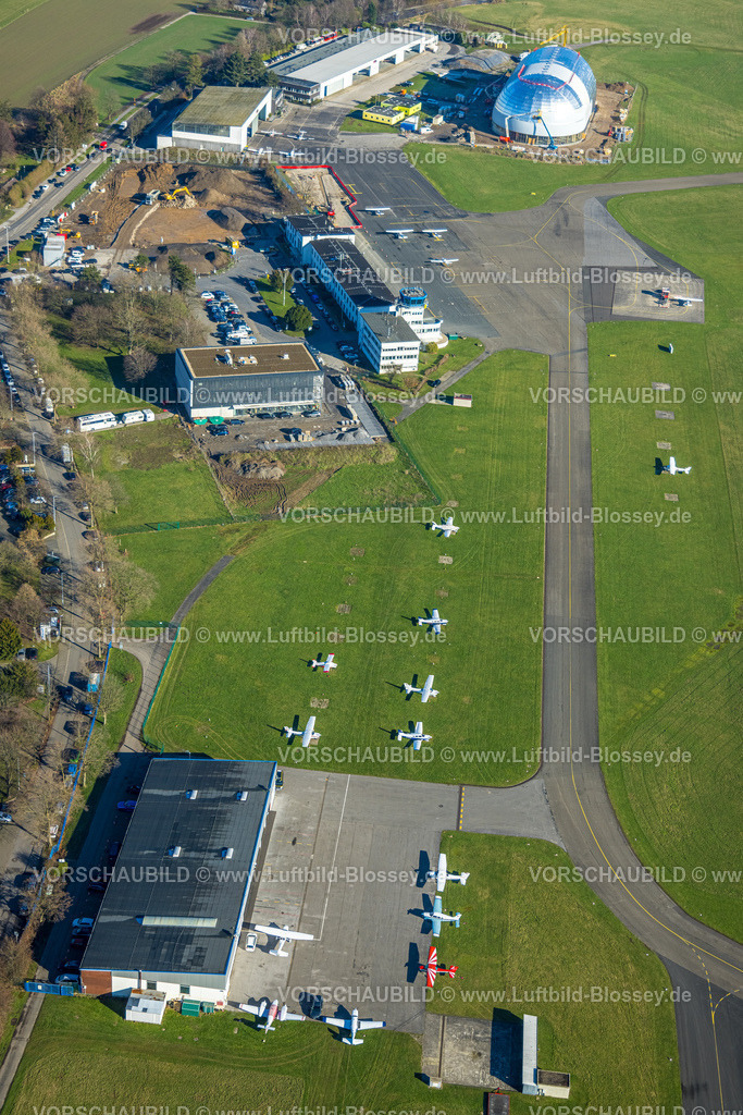 Muelheim230200902 | Luftbild, Flughafen Essen/Mülheim, Zeppelinhalle, Vorfeld, Turm, Tower, Flughafenverwaltung, Luftschiffhalle, Flugzeuge, Holthausen - Südost, Mülheim an der Ruhr, Ruhrgebiet, Nordrhein-Westfalen, Deutschland