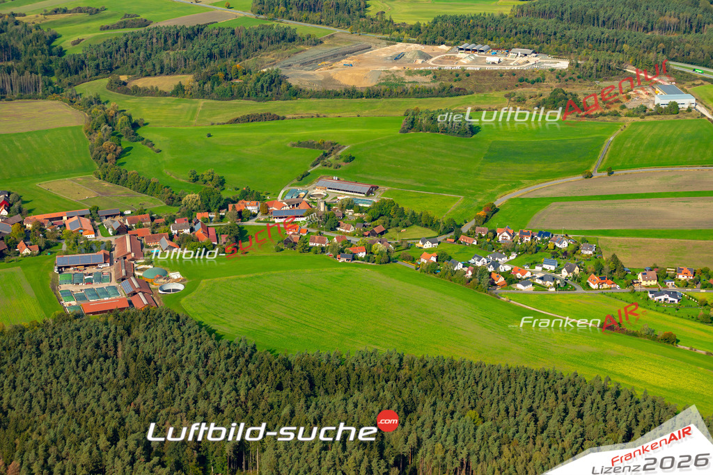 Das Luftbild zeigt : Würnsreuth Seybothenreuth - Die Luftaufnahme wurde 2024 vom UL-Flugzeug aus erstellt ( keine Drohne ) - Hochauflösende Luftaufnahme - Für grossformatige Ausdrucke geeignet. Die Geschenkidee !Mit Lizenz und Bildrechte bestellbar
