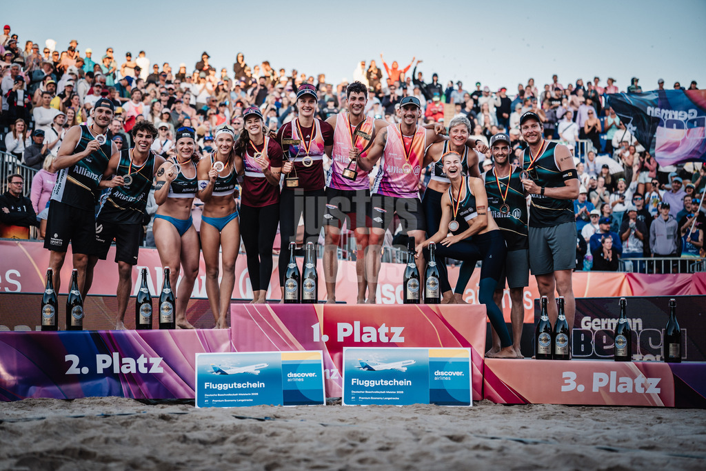 Beachvolleyball | Männer und Frauen | Deutsche Meisterschaften 2025 Timmendorfer Strand | 04.09.2025 | Das Gewinnerpodest bei der Siegerehrung der Deutschen Meisterschaften v.l. Paul Henning, Lui Wüst, Anna-Lena Grüne, Sandra Ittlinger, Cinja Tillmann, Svenja Müller, Sven Winter, Lukas Pfretzschner, Melanie Gernert, Nele Barber, Clemens Wickler und Nils Ehlers