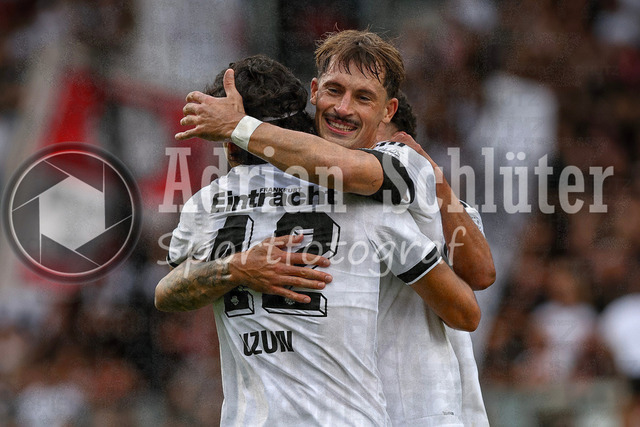 21.08.2026, GER, Fussball, Herren, DFB-Pokal, Saison 2026/2027, SC St. Tönis vs Eintracht Frankfurt | Robin Koch (Frankfurt) Torjubel, jubelt mit Can Uzun (Frankfurt) nach dem Treffer zum 0:2