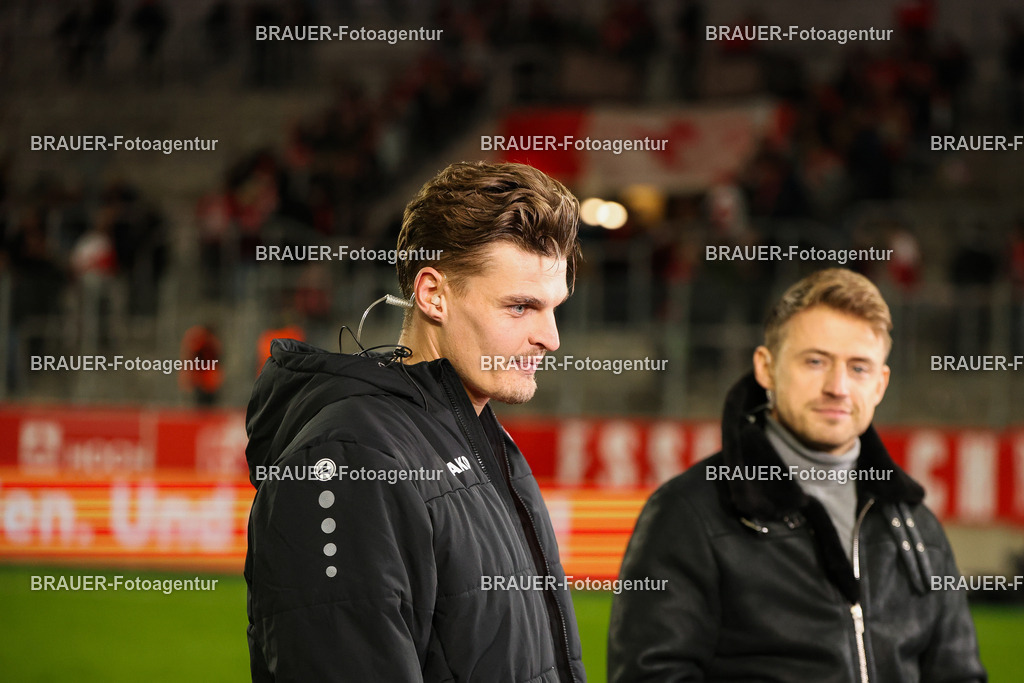 Rot-Weiss Essen - 1.Fc Schweinfurt | Essen, Deutschland, 02.11.2025 Marek Jansen  (Rot-Weiss Essen) schaut während des 3.Liga Spiels zwischen  Rot-Weiss Essen und 1.Fc Schweinfurt am 02.11.2025 im Stadion an der Hafenstraße in Essen. (Foto von Timo Bluhmki-Schmidt/Brauer Fotoagentur