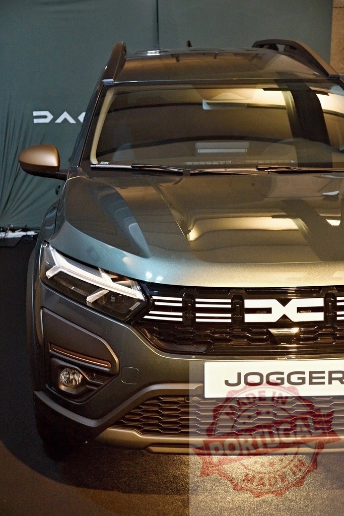 Dacia Jogger modern SUV front grille emblem | Dacia Jogger urban family crossover vehicle showcasing its new modern design - Realized with Pictrs.com