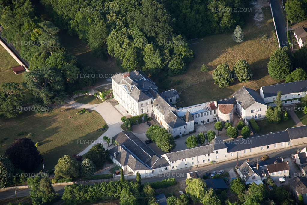 Aerial view: View of the town in Candé-sur-Beuvron in the state Loir et Cher, France. – Photo: IMG_082473.jpg taken on 06/20/2015 by Werner Riehm/FLY-FOTO.com – Resolution of the original: 5472 x 3648 px