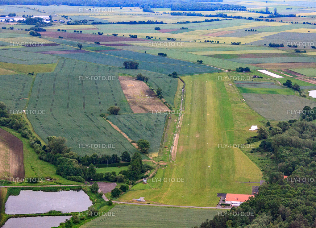 Flugplatz Schweinfurt Süd EDFS https://ac-sw.de/ | Luftbild: Flugplatz Schweinfurt Süd EDFS https://ac-sw.de/ in Gochsheim im Bundesland Bayern in Deutschland. Foto: IMG_66172.jpg vom 30.05.2014 durch Werner Riehm/FLY-FOTO.de - Realisiert mit Pictrs.com