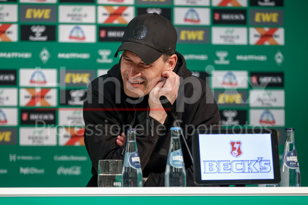 Fussball, Bundesliga, SV Werder Bremen - FC St. Pauli | Alexander Blessin (Trainer, Cheftrainer, FC St. Pauli) während der Pressekonferenz , Portrait, Nahaufnahme, Einzelfoto, Einzelbild, DIE DFL-RICHTLINIEN UNTERSAGEN JEGLICHE NUTZUNG VON FOTOS ALS SEQUENZBILDER UND/ODER VIDEOÄHNLICHE FOTOSTRECKEN. DFL REGULATIONS PROHIBIT ANY USE OF PHOTOGRAPHS AS IMAGE SEQUENCES AND/OR QUASI-VIDEO.