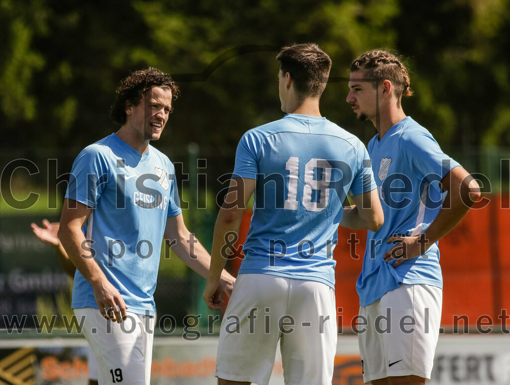 2023-08-26_006_FC_Langengeisling_gegen_TuS_Raubling | Erding, Deutschland, 26.08.2023:
Fußball, Bezirksliga Oberbayern Ost 2023 / 2024, 6. Spieltag, FC Langengeisling gegen TuS Raubling, Endergebnis: 2:0

Fabian Aigner (FC Langengeisling, #19), Paul Bucher (FC Langengeisling, #18), Maximilian Birnbeck (FC Langengeisling, #27)

Foto: Christian Riedel / fotografie-riedel.net