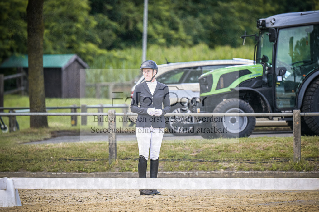 DOS_9998 | Entdecke hochwertige Reitturnierfotos von Foto Oger. Professionell, emotional und authentisch – jetzt Lieblingsmomente im Shop bestellen.Deutschlandweite Turnierfotografie. - Realisiert mit Pictrs.com