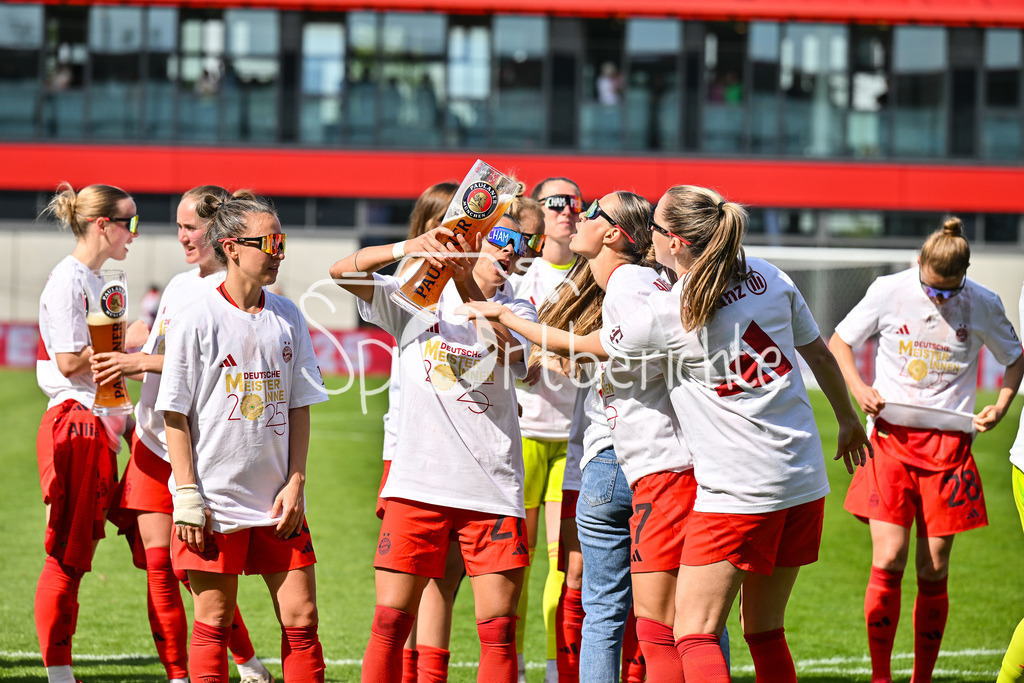 FC Bayern München - SC Freiburg | Die Spielerinnen des FC Bayern feiern die Meisterschaft nach dem Heimsieg gegen den SC Freiburg / Frauen Bundesliga: FC Bayern Muenchen - SC Freiburg, FC Bayern Campus am 27.04.2025 / Arianna CARUSO (FC Bayern Muenchen Frauen 27) gibt Klara BUEHL (FCB #17) einen Schluck auf dem Paulaner Bierkrug / Bierglas