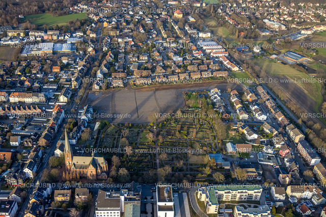 Herne240104459 | Luftbild, Wohngebiet mit Freifläche zwischen Am Kornfeld, Kirchstraße und Sodinger Straße, kath. KIrche St. Peter und Paul und Friedhof, Börnig, Herne, Ruhrgebiet, Nordrhein-Westfalen, Deutschland