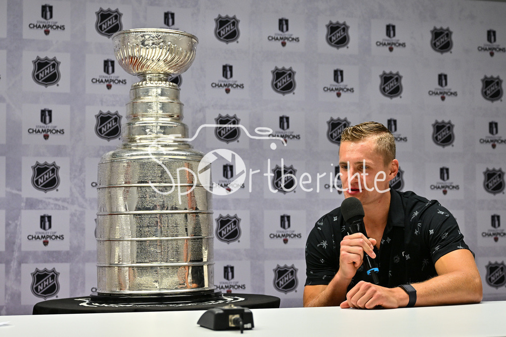 Cup Day | Nico STURM bringt den Stanley Cup zum zweiten mal nach Augsburg / Im Bild der offizielle Pressetermin mit RT1 Moderator Alex KUNZ