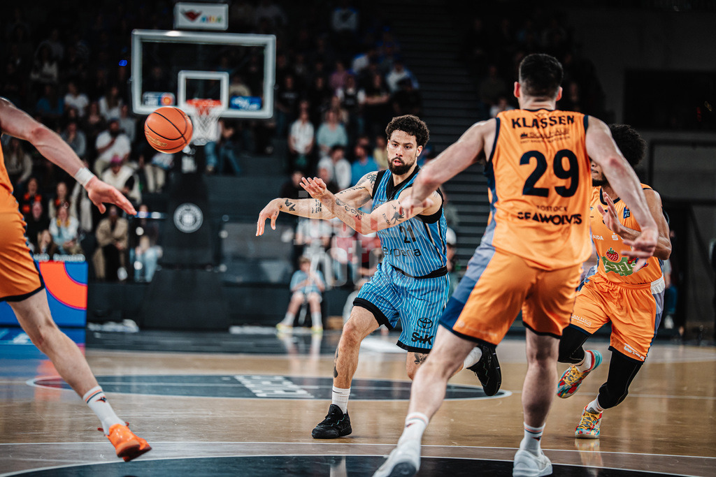Basketball | Männer | Saison 2025/2026 | easyCredit Basketball Bundesliga | 13. Spieltag | Veolia Towers Hamburg vs. Rostock Seawolves | 22.04.2026 | Pass von Devon Daniels (#21, Veolia Towers Hamburg)