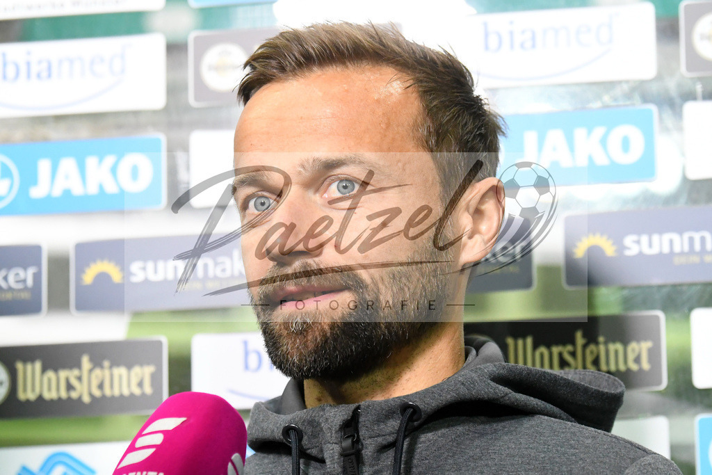 20200214_SCPFWK_0011 | Fussball, Herren: Trainer Michael Schiele (FC Wuerzburger Kickers) im Interview waehrend des Spiels der 3. Liga zwischen SC Preussen Muenster und FC Wuerzburger Kickers im Preussenstadion am 14.02.2020 in Muenster, Deutschland.DFB / DFL REGULATIONS PROHIBIT ANY USE OF PHOTOGRAPHS AS IMAGE SEQUENCES AND/OR QUASI-VIDEO. - Realisiert mit Pictrs.com
