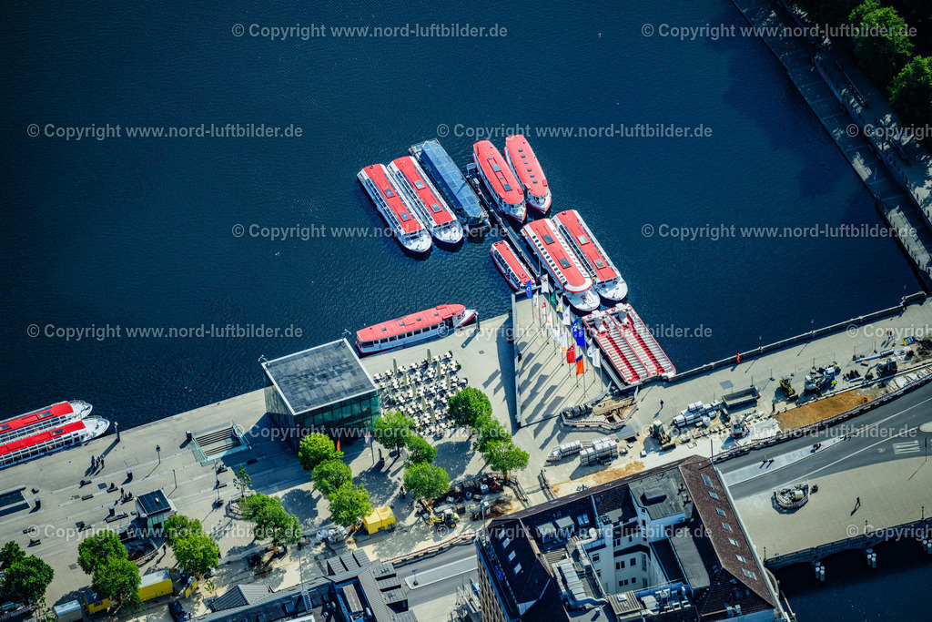 Hamburg_Jungfernstieg_ELS_1958240525 | HAMBURG 20.06.2025 Uferbereiche am Seegebiet des Jungfernstieg mit Hafenanlagen für Fähren- Schiffe der "ATG Alster-Touristik GmbH" an der Binnenalster - Kleine Alster in Hamburg. Weiterführende Informationen bei: ATG Alster-Touristik GmbH. // Riparian areas on the lake area of Jungfernstieg with a port for ferry ships from the "ATG Alster-Touristik GmbH" at the Binnenalster - Kleine Alster in Hamburg in Hamburg, Germany. Further information at: ATG Alster-Touristik GmbH. Foto: Martin Elsen