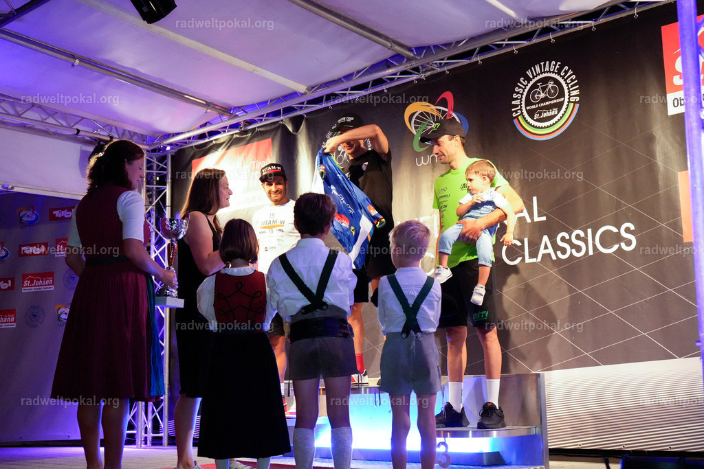 1388_20230817_Bewerb_Maenner_Muehlanger | AUT - OESTERREICH, 2023-08-16: SPORT RENNRAD-FAHREN - 55. INTERNATIONALER RADWELTPOKAL IN ST. JOHANN IN TIROL  - Vintage-Radrennen mit WM-Bronze-Medaillen-Siegerin Christina Schweinberger, den Teilnehmer und Alexander Baumann (vom Orginastions-Team) - TAG 2 BEWERB MAENNER IN SECHS GRUPPEN  ; Foto: Roland Muehlanger