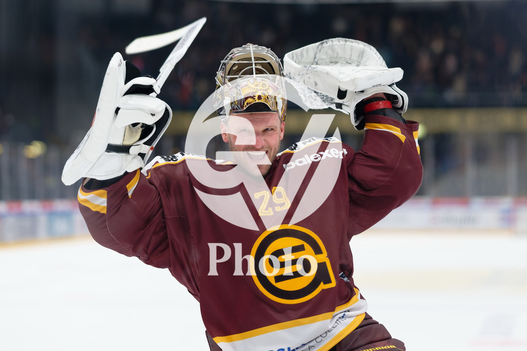 National League - Geneve-Servette HC v EV Zug | Robert Mayer (29 Geneve-Servette HC) celebrates after winning  during the National League match between Geneve-Servette HC and EV Zug at Les Vernets in Geneva, Switzerland