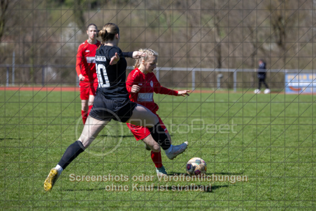 20250406_140221_0017 | #,1.FC Donzdorf (rot) vs. SV Jungingen (schwarz), Fussball, Frauen-Verbandsliga Württemberg, 16. Spieltag, Saison 2024/2025, Rasenplatz Lautertal Stadion, Süßener Straße 16, 73072 Donzdorf, 06.04.2025 - 13:00 Uhr,Foto: PhotoPeet-Sportfotografie/Peter Harich